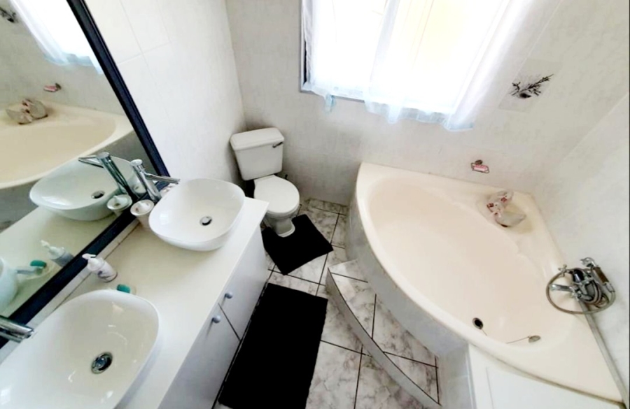 4 Bedroom Property for Sale in Boggomsbaai Western Cape